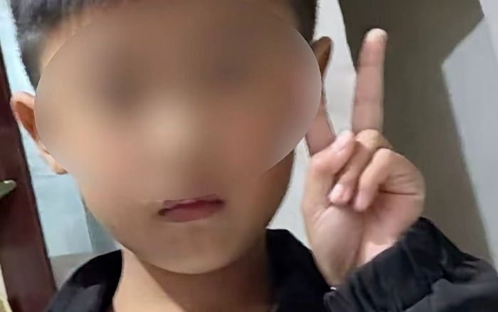 Cháu trai bị cảm, ông nội cho uống chai nước có vị lạ rồi xảy ra sự việc đau lòng ngay sau đó