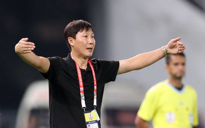 HLV Kim Sang Sik cao tay giấu nỗi lo về Đình Bắc