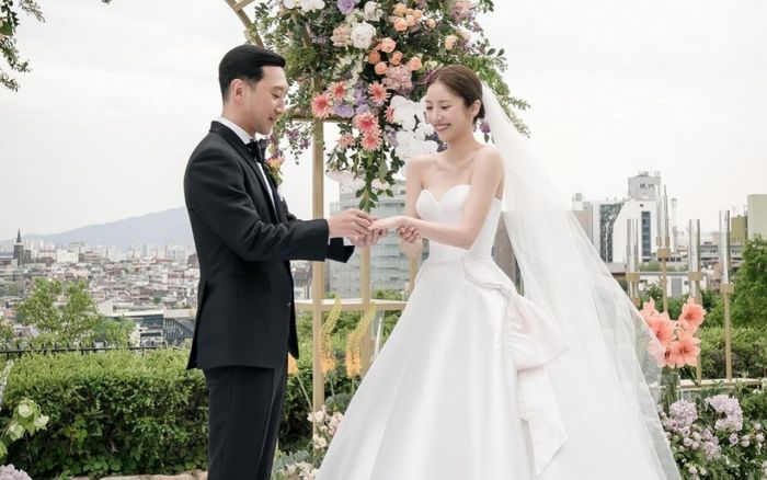 Son Dam Bi ngại ngùng khi được hỏi về cuộc sống hôn nhân