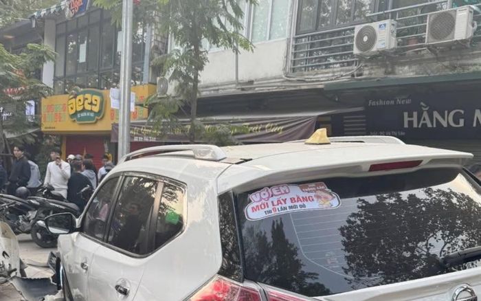 Ô tô dán chữ 'vợ em mới lấy bằng, thi 9 lần mới đỗ' tông loạt xe máy trên đường