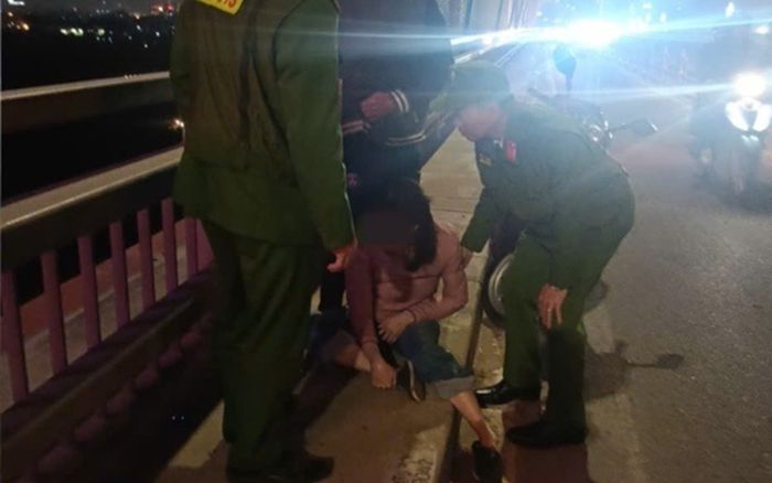 Người phụ nữ có biểu hiện bất thường ở cầu Nhật Tân, Tổ công tác tiếp cận liền tỏ sự thật phía sau