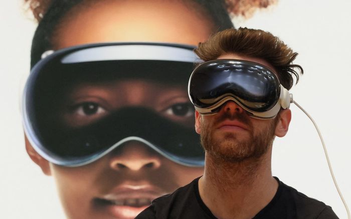 Apple giảm sản lượng Vision Pro