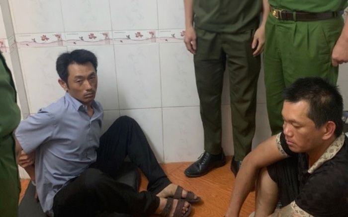 Bắt quả tang hành vi đáng xấu hổ của 1 phụ nữ và 2 người đàn ông