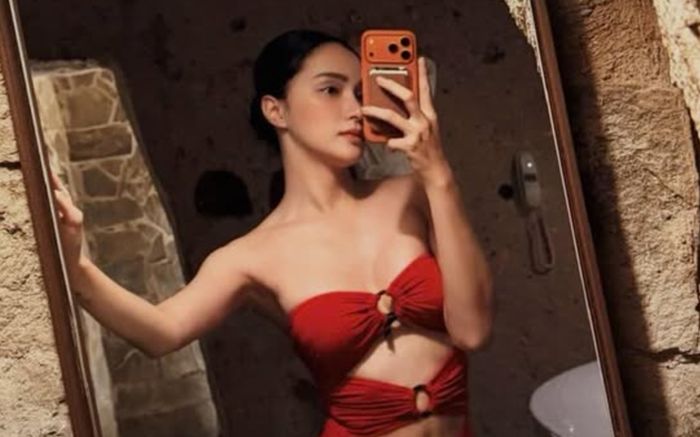 Hương Giang mặc áo tắm táo bạo sau 1 tháng gặp sự cố ở Miss Universe