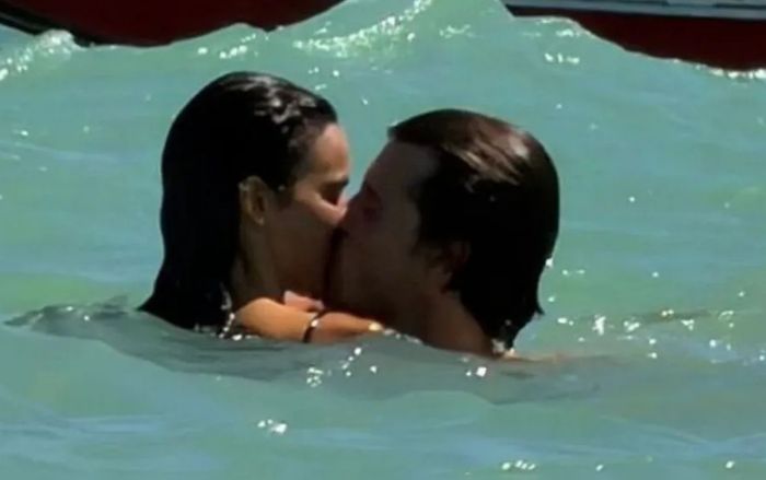 Nam ca sĩ 27 tuổi bị bắt gặp hôn đắm đuối 'bạn gái tin đồn' giữa biển, mạng xã hội 'dậy sóng'