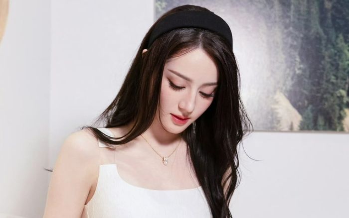 Sắc vóc gợi cảm của Địch Lệ Nhiệt Ba gây sốt