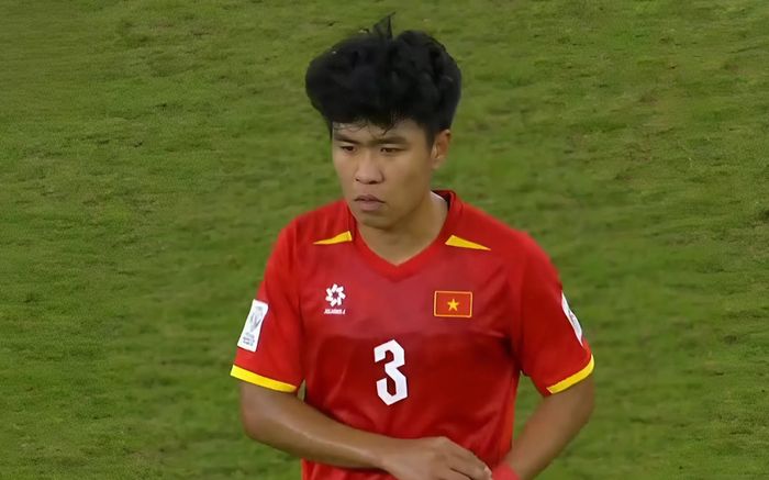Tấm thẻ đỏ của trung vệ Lý Đức thật đáng trách