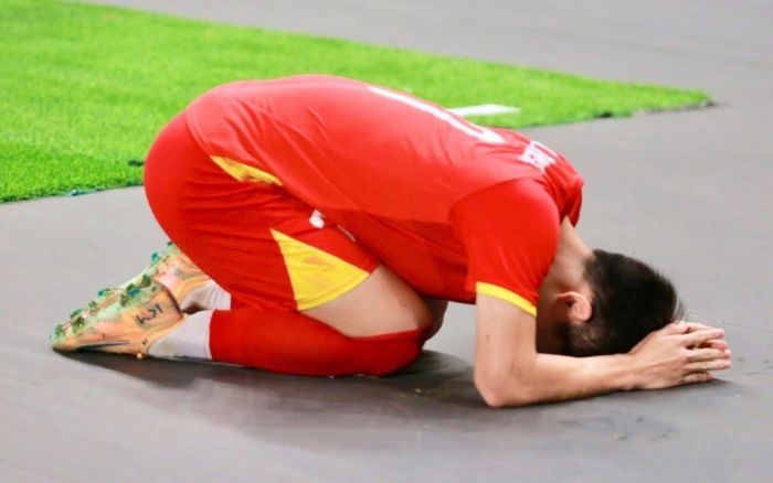 Xót xa với hình ảnh Đình Bắc xin lỗi