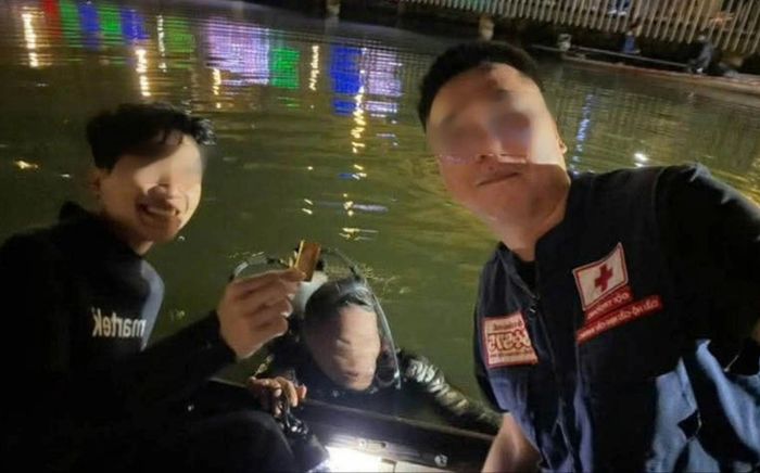 Người dân đánh rơi 2 cây vàng xuống sông Hương trong lúc đi dạo