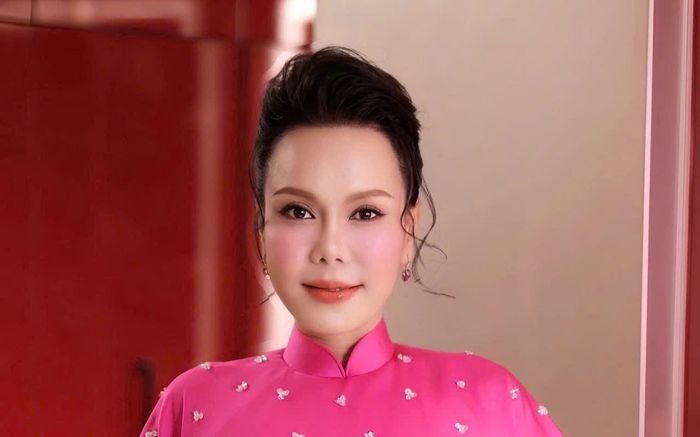 Việt Hương khoe 'gia tài' đồ sộ, nghẹn ngào nhắc đến Chí Tài