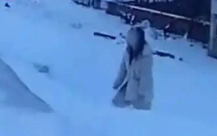 Xôn xao 'bức tượng' đứng giữa trời tuyết lạnh giá, người dân báo cảnh sát thì phát hiện sự thật