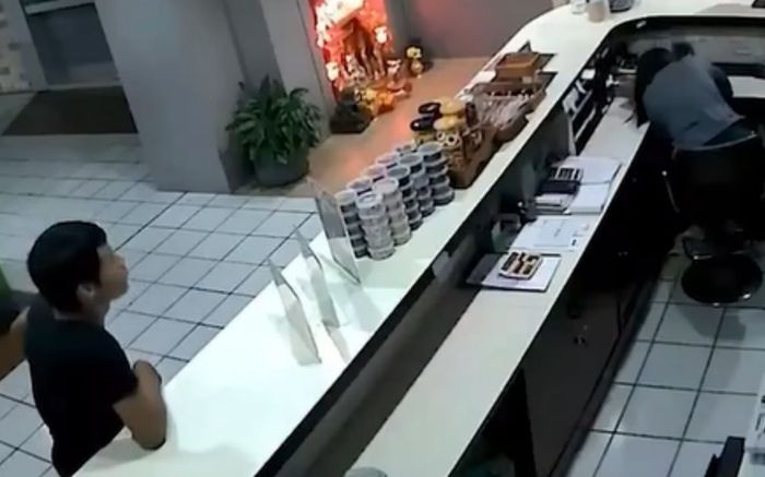 Gọi video với bạn gái làm lễ tân khách sạn, chàng trai bất lực chứng kiến sự việc đau lòng