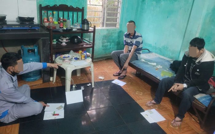 Hành vi đáng xấu hổ của 3 gã đàn ông trong căn phòng bị Công an bắt quả tang