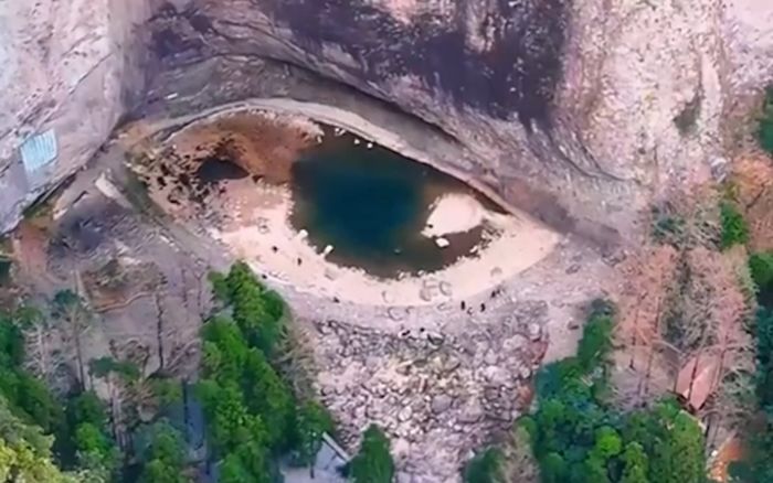 'Mắt rồng' khổng lồ xuất hiện trong dãy núi, người dân ùn ùn kéo đến xem