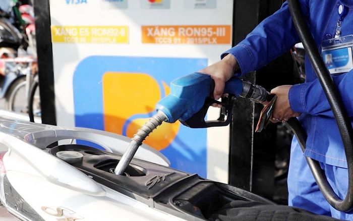 Giá xăng dầu hôm nay 22/1: Thế giới tăng, trong nước trái chiều
