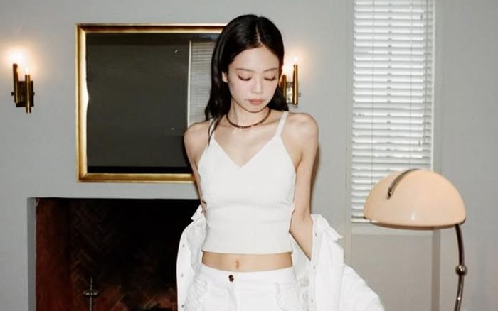 Jennie (BLACKPINK) khoe vòng eo số 11