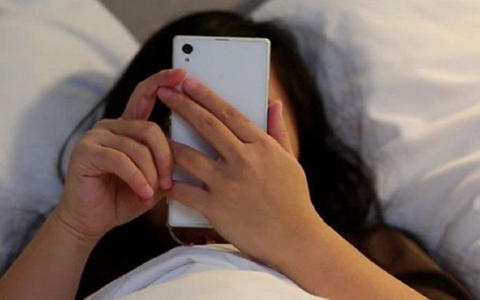 Nghi ngờ chồng ngoại tình, vợ lén kiểm tra điện thoại thì phát hiện sự việc chấn động