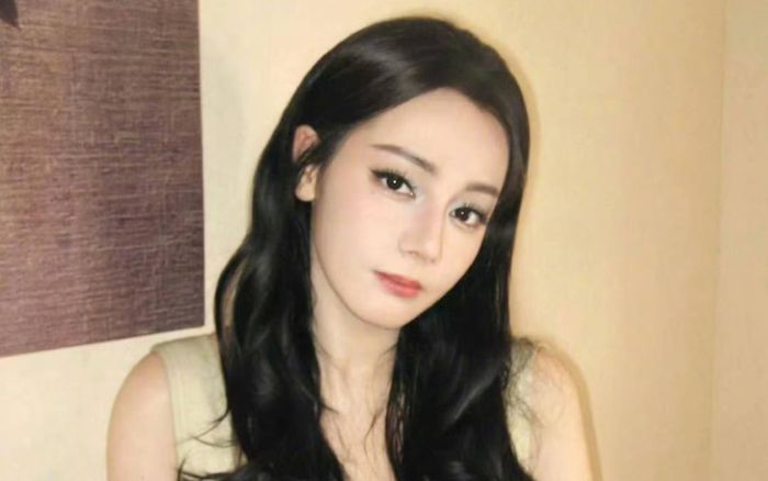 Địch Lệ Nhiệt Ba vướng nghi vấn đang bí mật hẹn hò