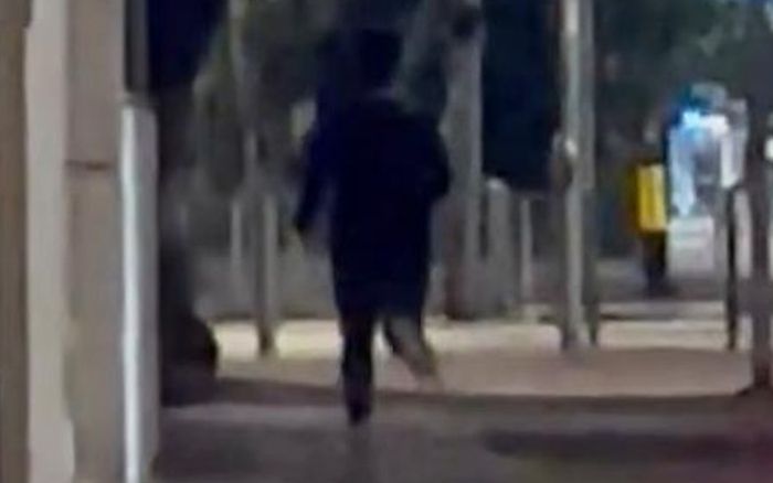 Bị quấy rối giữa đường, cô gái có hành động khiến tên biến thái chạy thục mạng