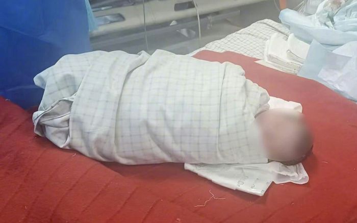 Người phụ nữ có thai 10 tháng nhưng không biết, tới lúc sinh con mới ngỡ ngàng