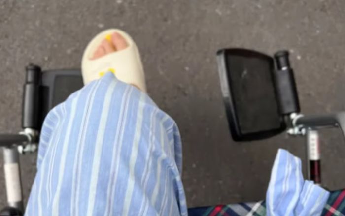 Cô gái 18 tuổi bị gia đình cắt đứt liên lạc sau khi mắc ung thư xương, đau lòng câu nói của mẹ ruột