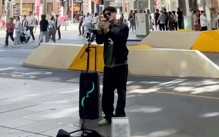 Nam ca sĩ nổi tiếng showbiz Việt hát rong trên phố, không ai quan tâm