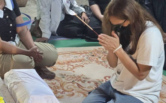 Nữ giáo viên lái xe tông tử vong học sinh lớp 1, khóc nức nở khi đến thắp nhang