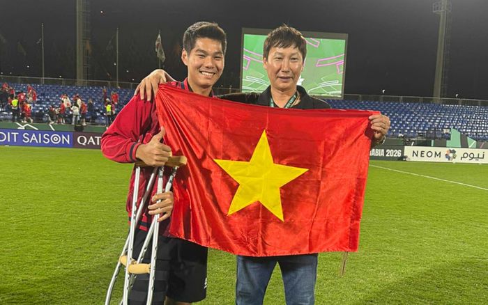 HLV Kim Sang Sik gây xúc động, hình ảnh thật đẹp của U23 Việt Nam