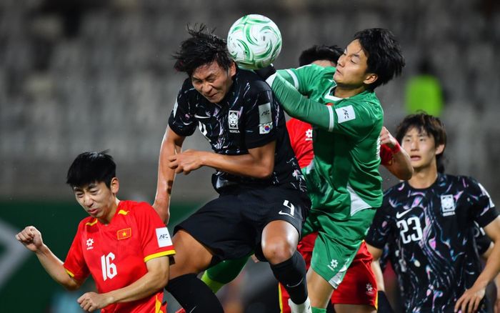 HLV Kim Sang Sik và AFC bình luận về thủ môn Cao Văn Bình