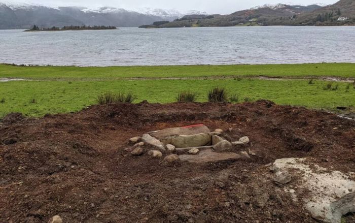 Đang cày ruộng, người nông dân đào trúng thứ gây 'ám ảnh' chôn dưới đất