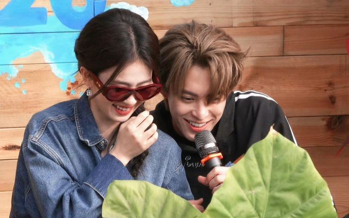 Khoảnh khắc Bạch Lộc thân thiết bên một sao nam đang gây bàn tán