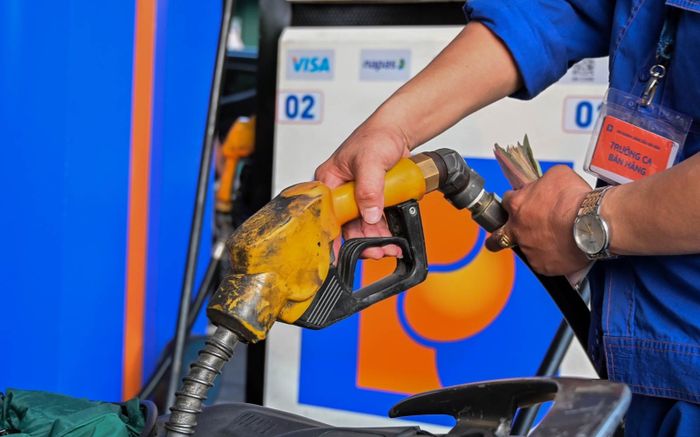 Giá xăng dầu hôm nay 24/1: Tăng cực mạnh