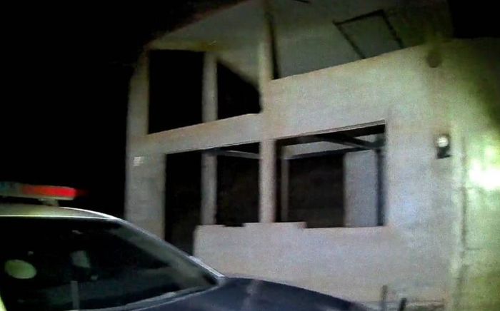 Nghe tiếng phụ nữ trong công trình bỏ hoang, cụ bà báo cảnh sát thì phát hiện sự thật