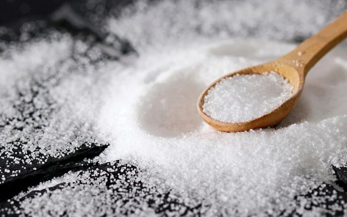 Cụ ông 3 tháng mua 900 gói muối, cảnh sát phá cửa mới biết sự thật đau lòng