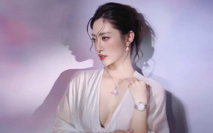 Bị góp ý chuyện diện váy xuyên thấu, Lương Thùy Linh lên tiếng thanh minh