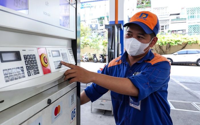 Giá xăng dầu hôm nay 26/1: Quay đầu giảm