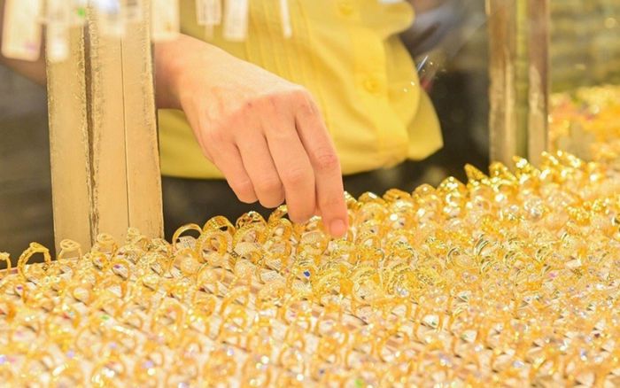 Tin tài chính hôm nay 25/1: Vàng SJC neo đỉnh lịch sử, USD suy yếu