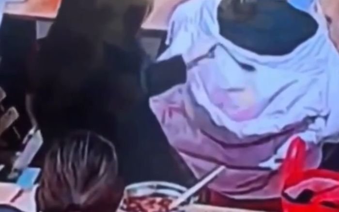 Lấy nhầm ghế trong quán ăn, cô gái bị 'trả đũa' bằng hành động khiến dân mạng phẫn nộ