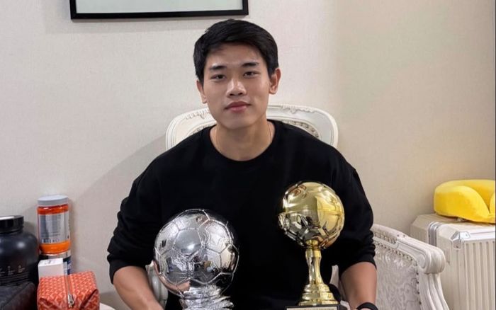 Bất ngờ với việc AFC trao Cúp cho tiền đạo Đình Bắc