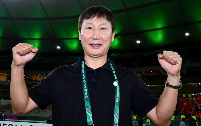 Nóng chuyện tiền lương của HLV Kim Sang Sik