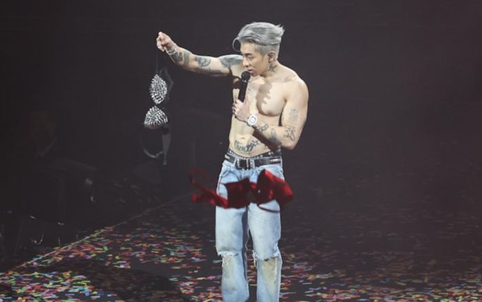 Nam ca sĩ bị khán giả ném nội y lên sân khấu, phản ứng gây bất ngờ