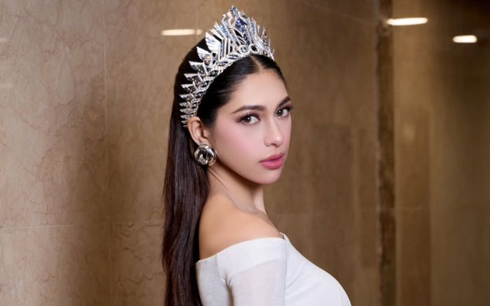 Á hậu Miss Cosmo về nước sau hơn một tháng đăng quang