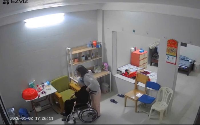 Thuê người giúp việc chăm mẹ bị đột quỵ, con trai vội báo Công an sau khi xem camera