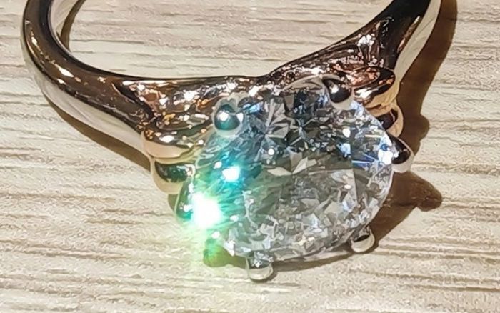 Nhặt được chiếc nhẫn kim cương 650 triệu đồng, người phụ nữ có quyết định gây 'dây sóng'