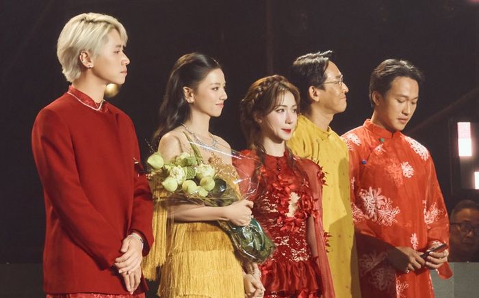 Hòa Minzy nắm chặt tay, 'dính như sam' với sao phim Mưa Đỏ