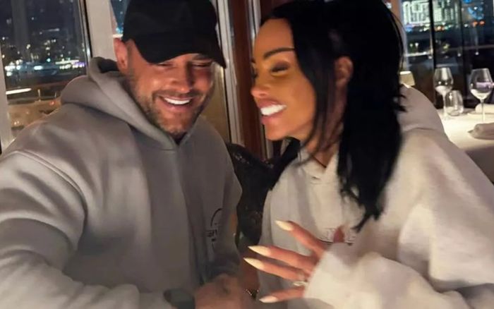 Bộ sưu tập nhẫn đính hôn đáng kinh ngạc của Katie Price