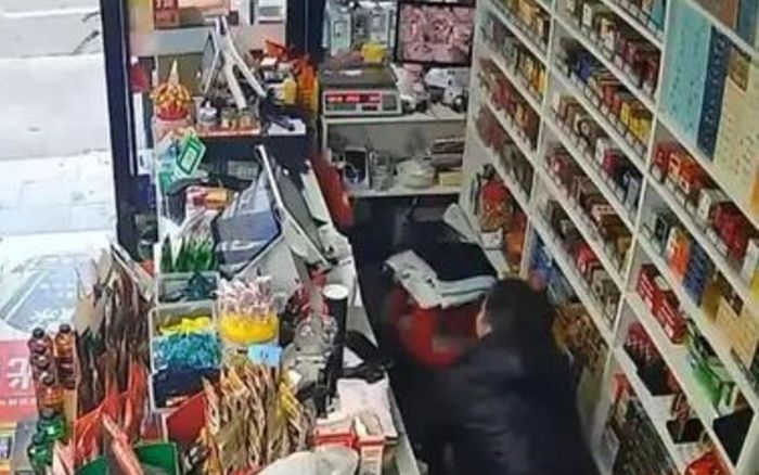 Cứu chủ tiệm tạp hóa ngất xỉu, chàng trai vô tình làm gây ra cái kết 'đau thương'