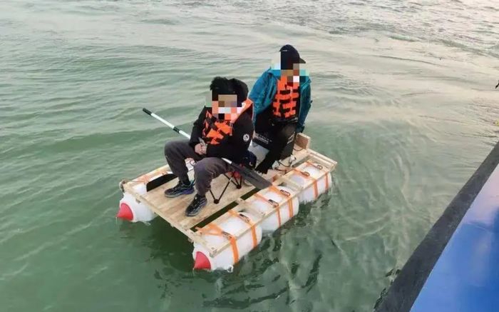 Du ngoạn trên sông bằng chiếc thuyền tự chế, người đàn ông cùng con trai 10 tuổi 'gặp nạn'