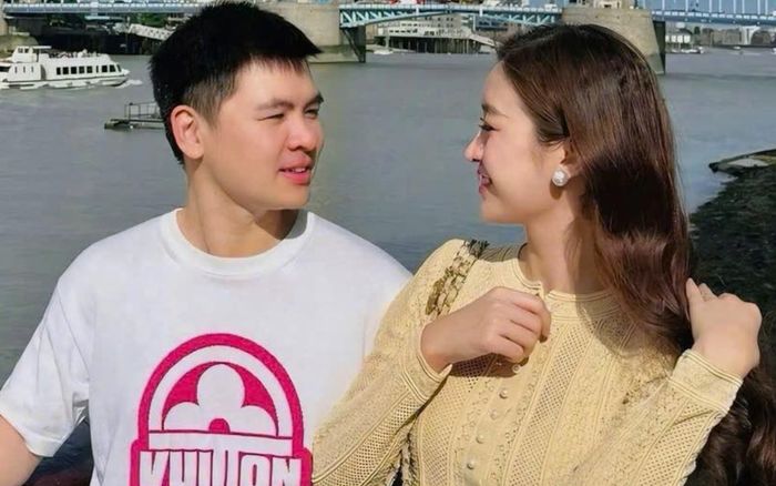 Túi xách 200 triệu của con dâu bầu Hiển