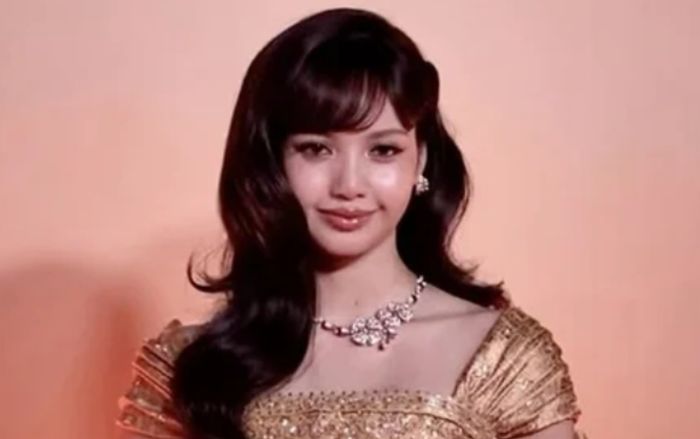 Lisa (BLACKPINK) diện đồ kín như bưng, hiếm hoi khoe vẻ đẹp đằm thắm